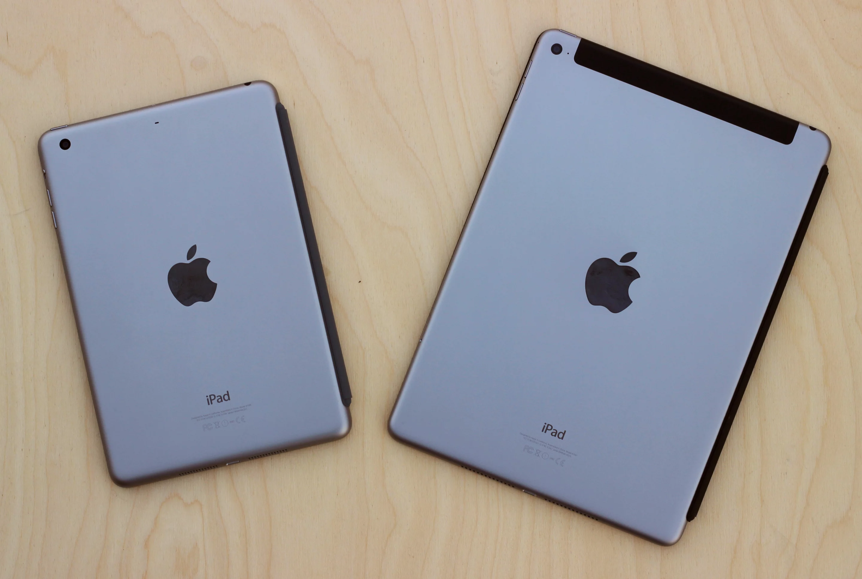Designs are nearly identical (that black bar on the Air is because it's the cellular model) (Photo: Will Shanklin/Gizmag.com)
