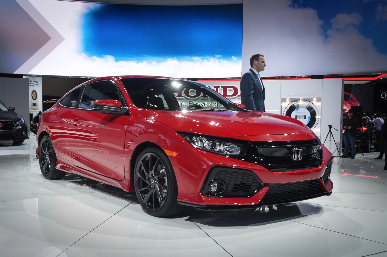 The Civic Si Prototype features an aero kit and 19-in wheels