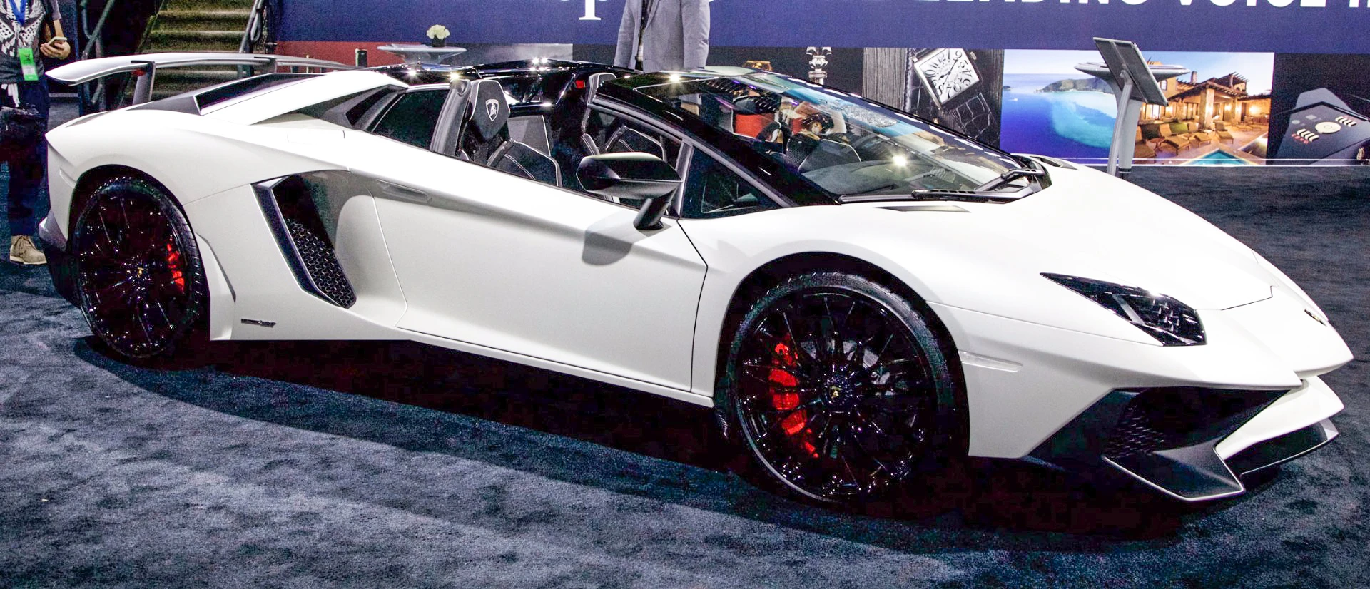 With a starting price of US$400,000, the Aventador SV's 740 hp V12 power is for wealthy applicants only