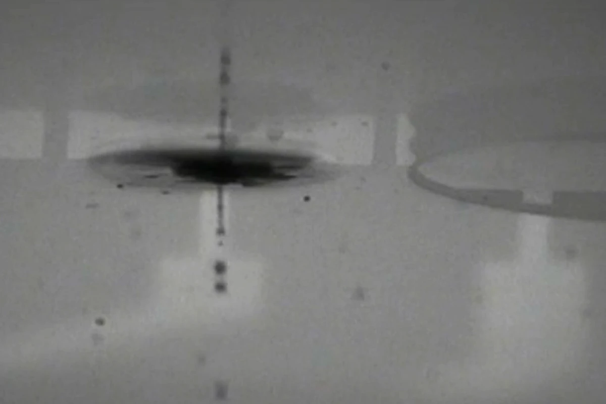The clog-free inkjet printer nozzle uses a droplet of oil to prevent the ink from drying out