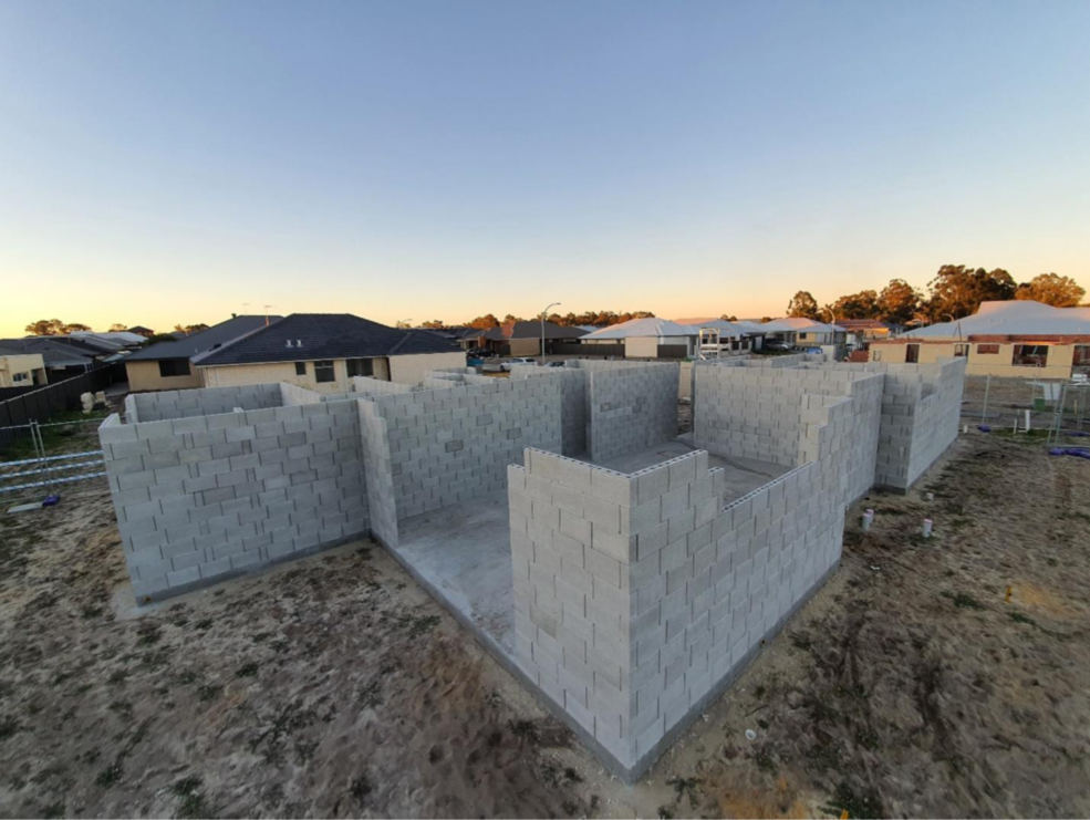 The Hadrian X robot is the handiwork of Australia firm Fastbrick Robotics (FBR), and lays its bricks by way of a telescopic boom that mounts to an excavator or truck