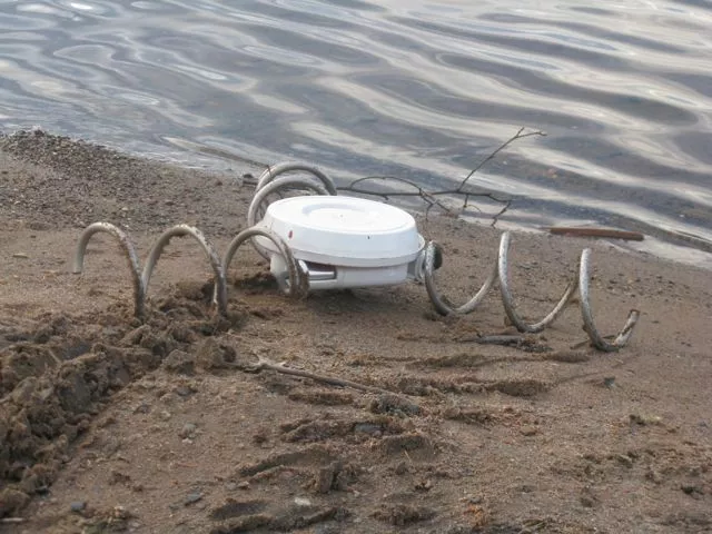 Engineer Tim Lexen has created a prototype ranger device that can move across rough terrain using an omnidirectional screw drive system (Photos: Tim Lexen)