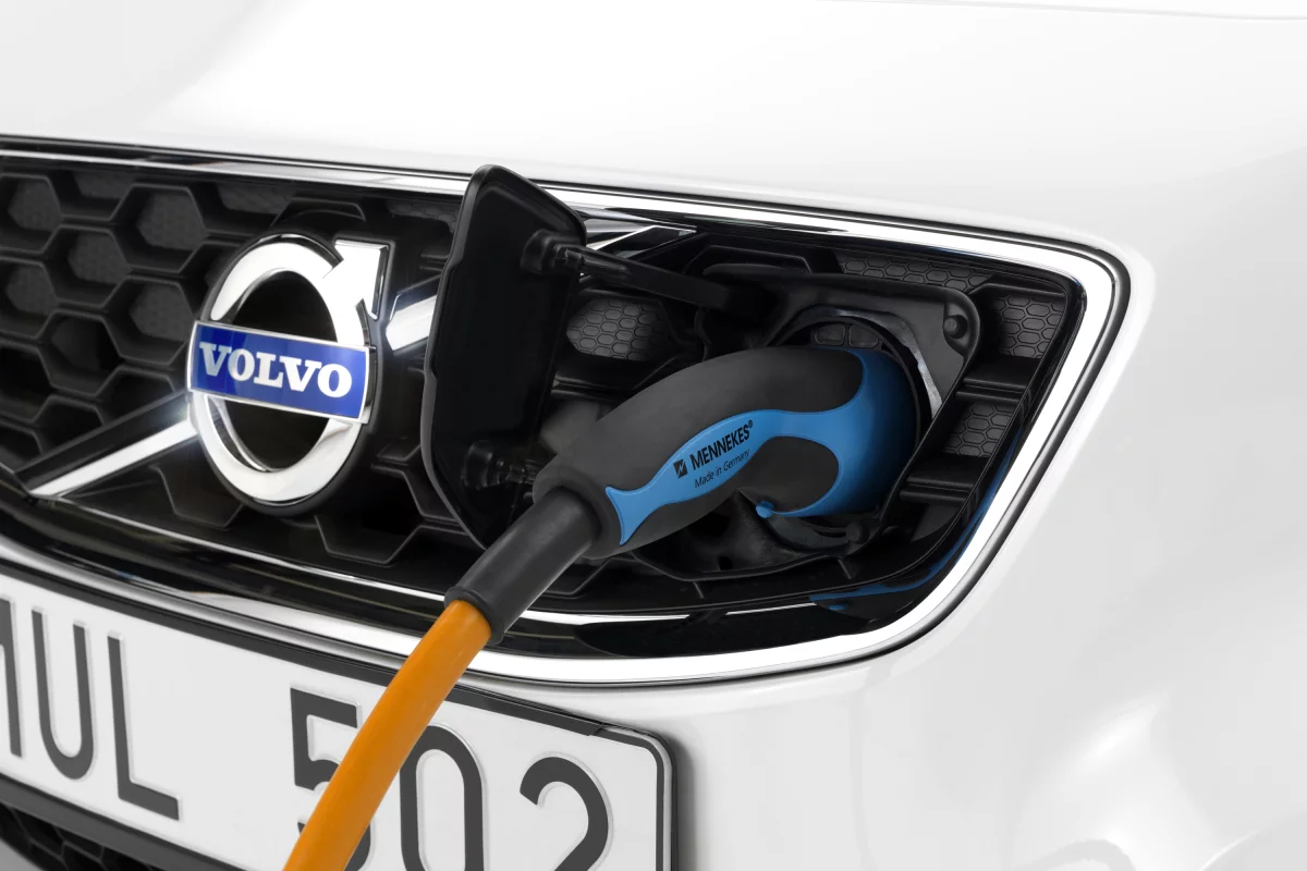 The fast-charger system uses a three-phase outlet to bring about a 164 km (102 mi) range in 1.5 hours
