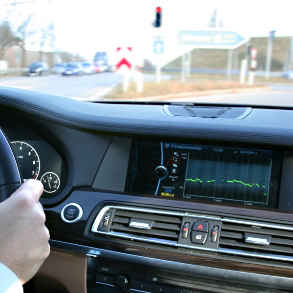 Sensors integrated into the steering wheel monitor the driver's vital signs while driving (Image: Jakob Neuhauser / TUM)