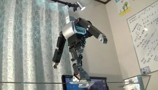 Dr. Guero's Primer-V4 robot balances on the 4 mm tightrope