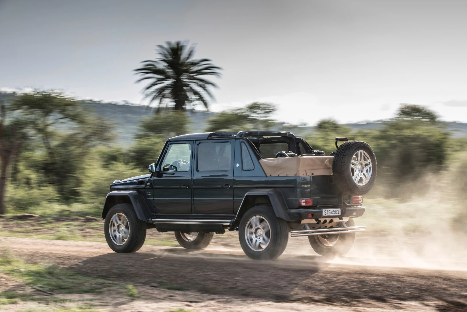 An ultra-premium hardcore off-roader designed to shuttle folks around limousine-style? That about sums up the Maybach G650 Landaulet