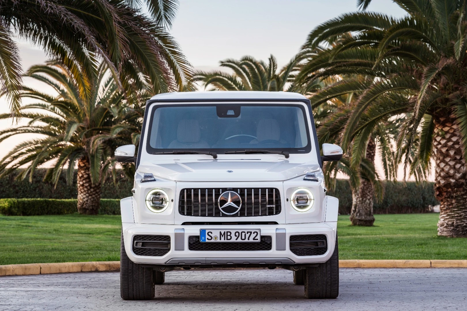 On the Mercedes-AMG G 63, the turbochargers are located between the cylinder V of the engine instead of outside