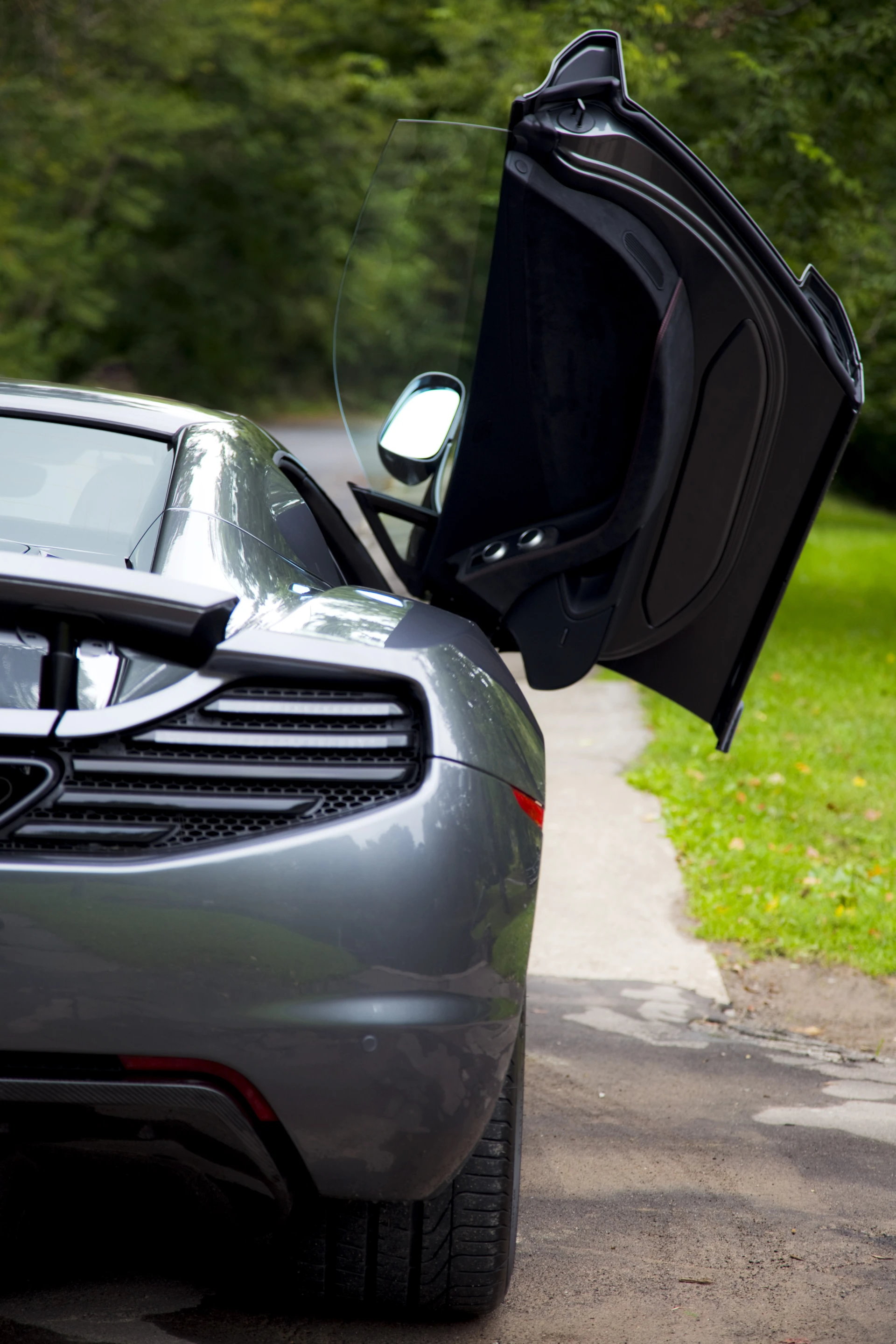The car's dihedral doors with temperature controls mounted on handle runners (Photo: Angus MacKenzie/gizmag.com)