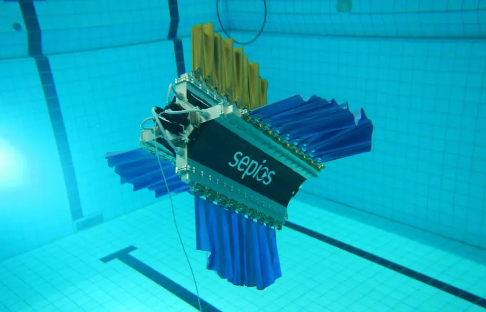 Each of its fins contain nine rays, each one of which has a 270-degree range of motion, and is activated by its own servo motor