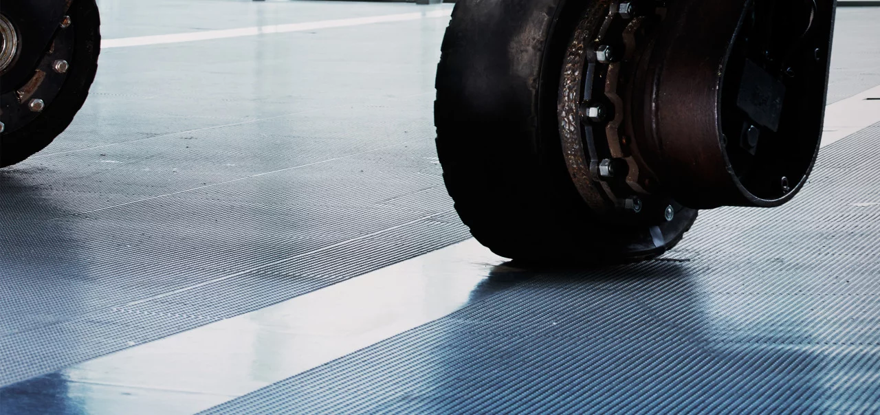 Kuratas: rolls on small wheels at the end of extending legs