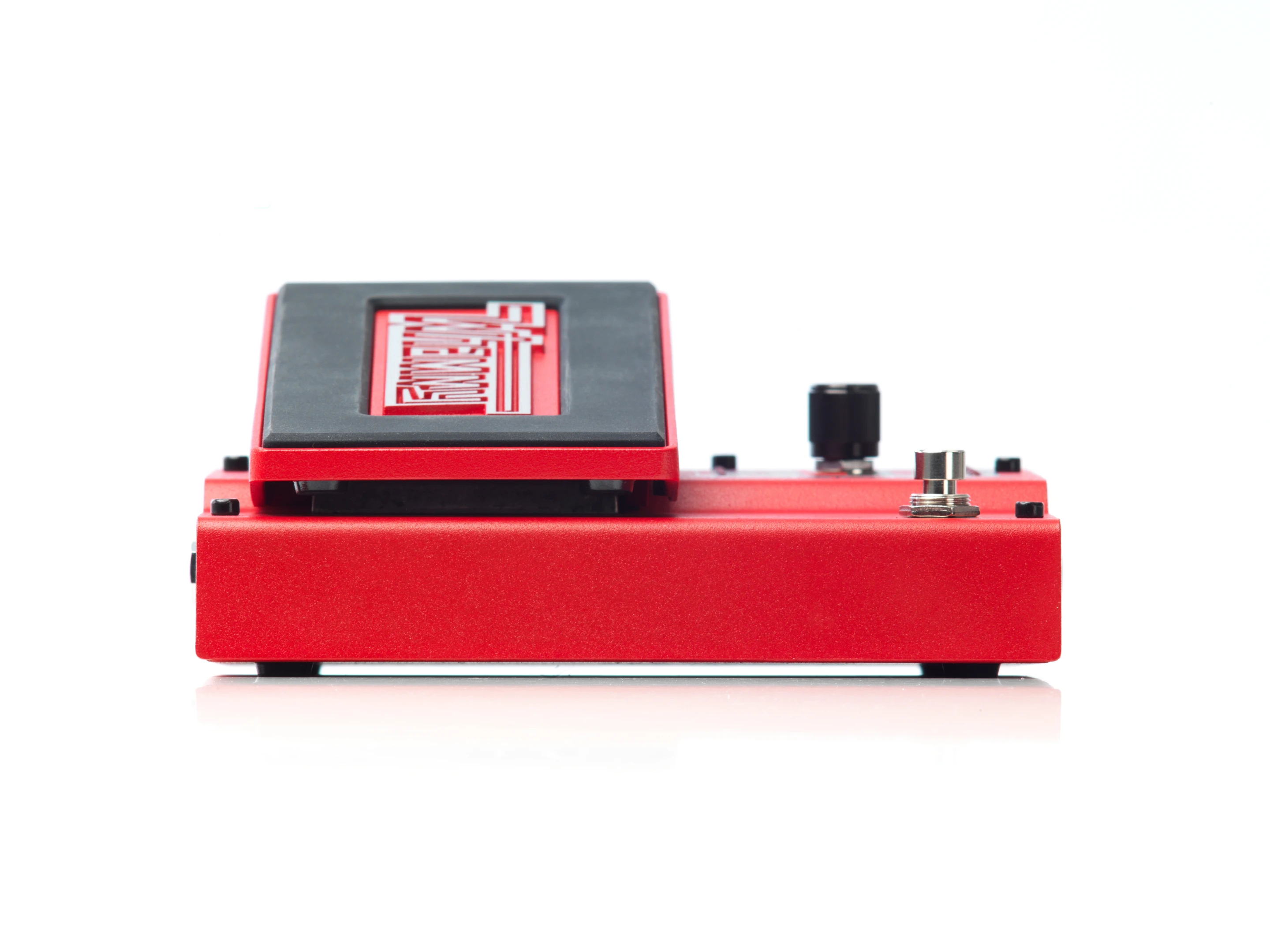The onboard 24-bit/96kHz analog-to-digital and digital-to analog converters are said to result in a clean, smooth pitch-bending sound