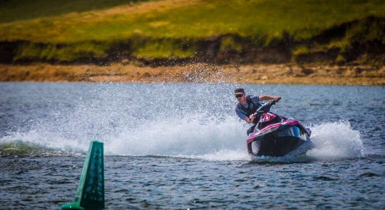 Gizmag's Noel McKeegan makes waves on the Sea-Doo Spark (Photo: Loz Blain/Gizmag.com)
