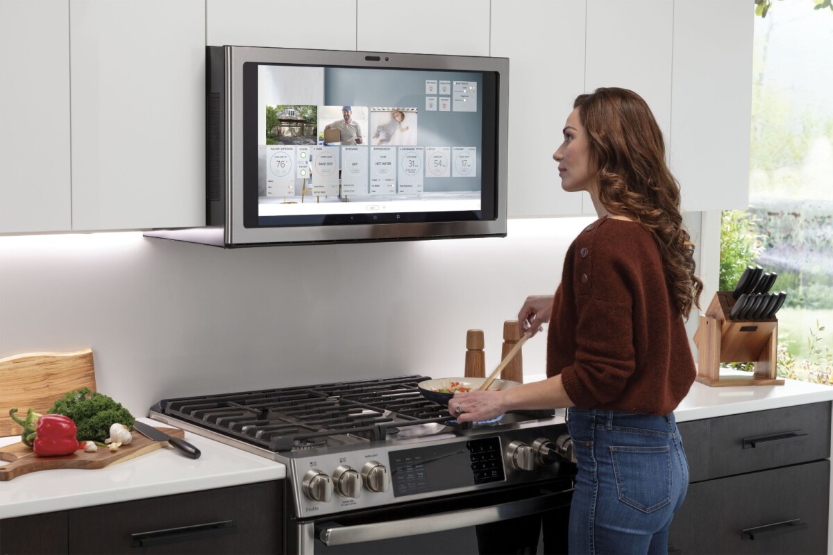 Ge S Kitchen Hub Touchscreen Rangehood Lets You Netflix And Grill