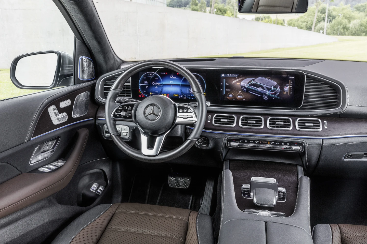 2019 Mercedes-Benz GLE: interior with dash and MBUX system