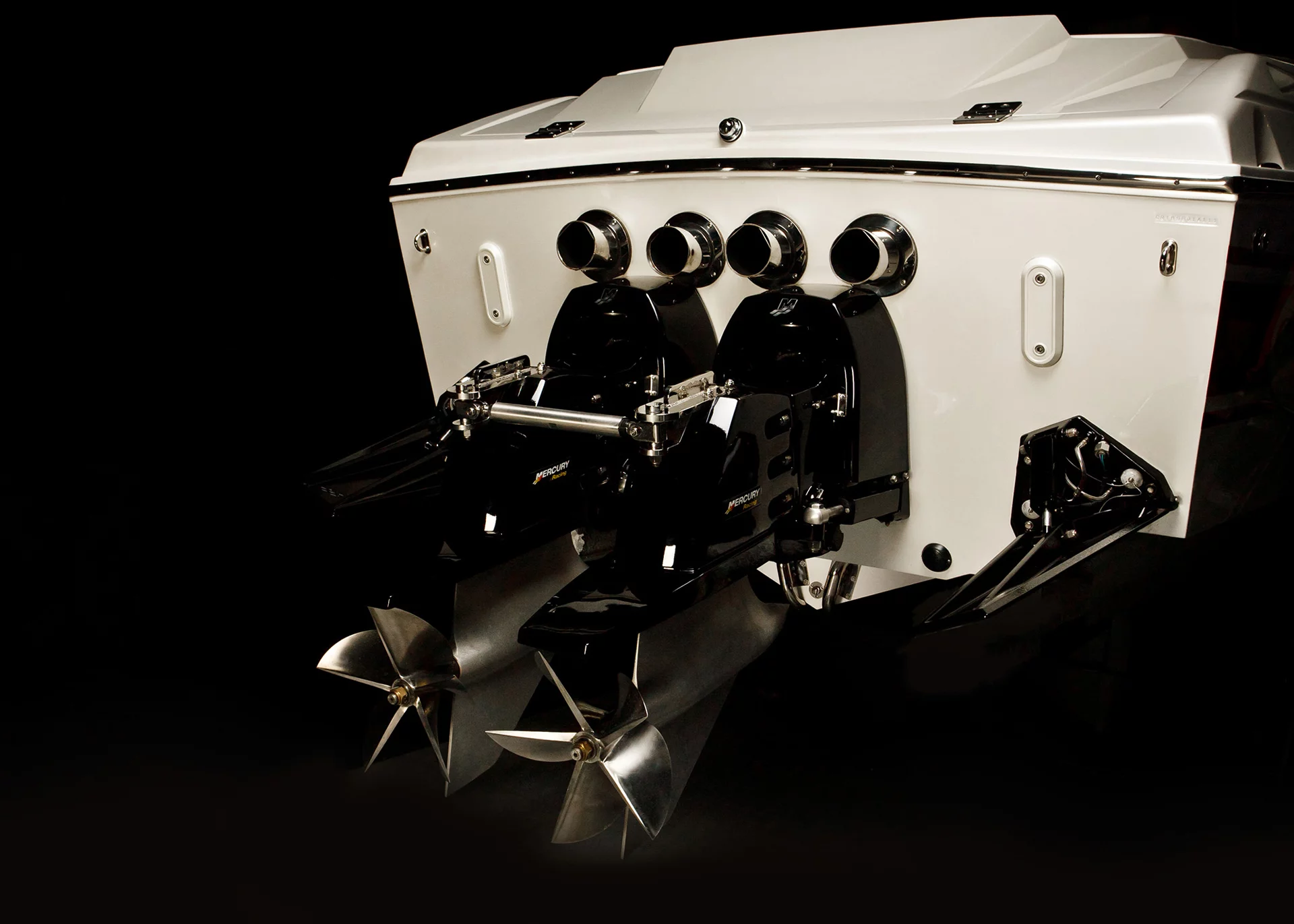 The twin drives of the Cigarette 42x Ducati Edition