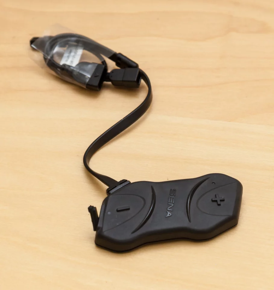 Sena SMH10R control unit: just three buttons