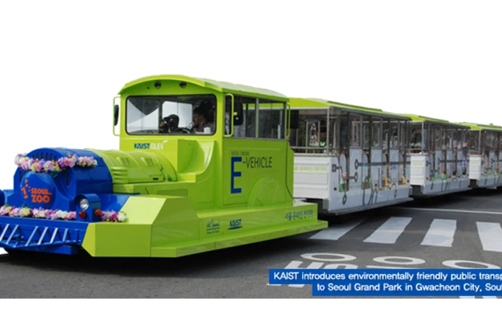 The OLEV train now running in Seoul Grand Park