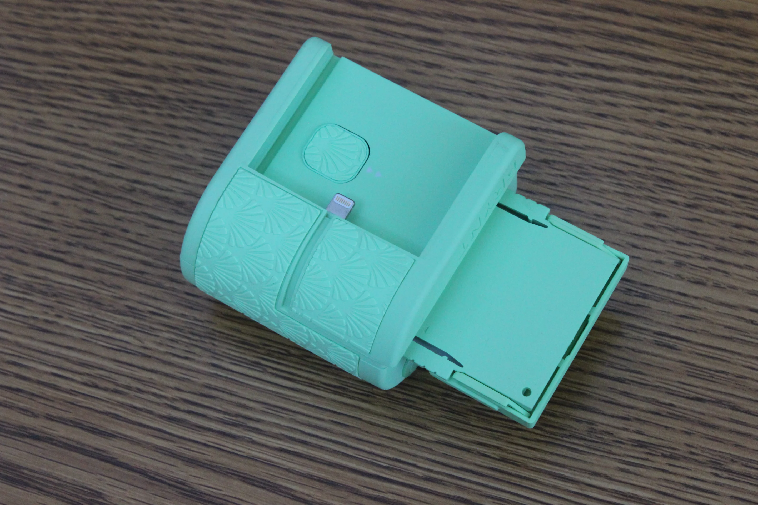 The Prynt Pocket has a built-in Lightning port