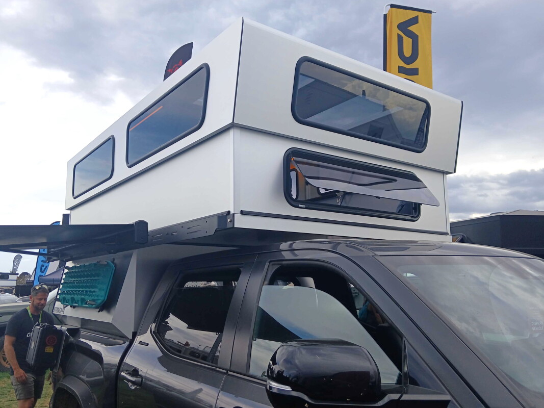 Telescopic pickup camping topper lifts into panoramic 5-man truck hut