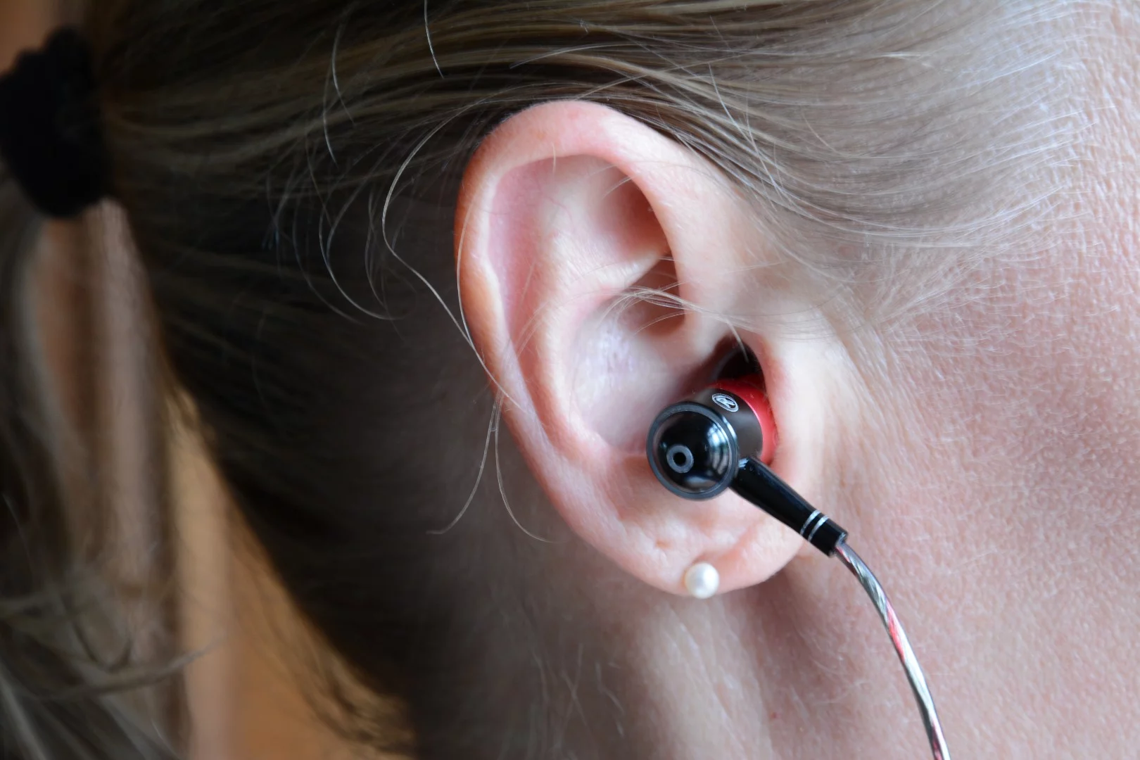 Passive isolation at comfortable volume levels wasn't particularly effective on busy commutes, which made the volume up button on the inline controller far too tempting a proposition