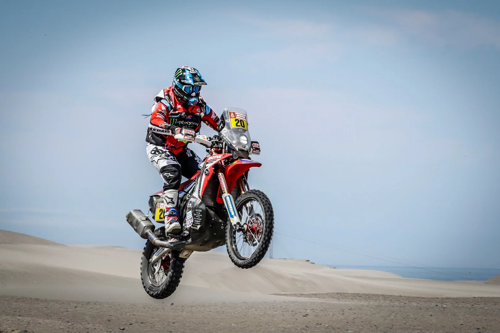 America's Ricky Brabec shows how you keep your tires clean in the desert during Stage 5