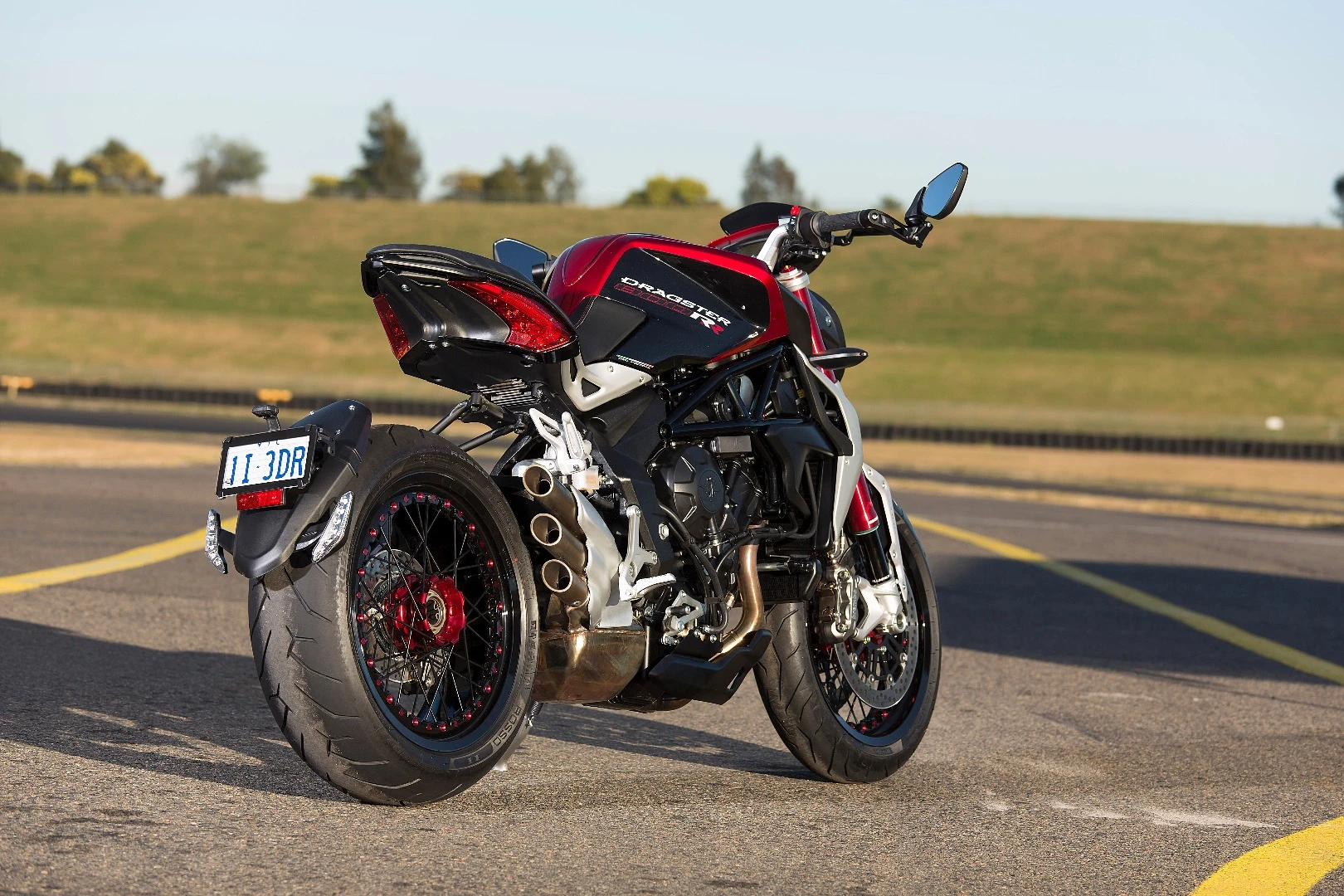 MV Agusta Dragster 800 RR: hub-mounted license plate holder lets the rear wheel really float in space on its single-sided swingarm