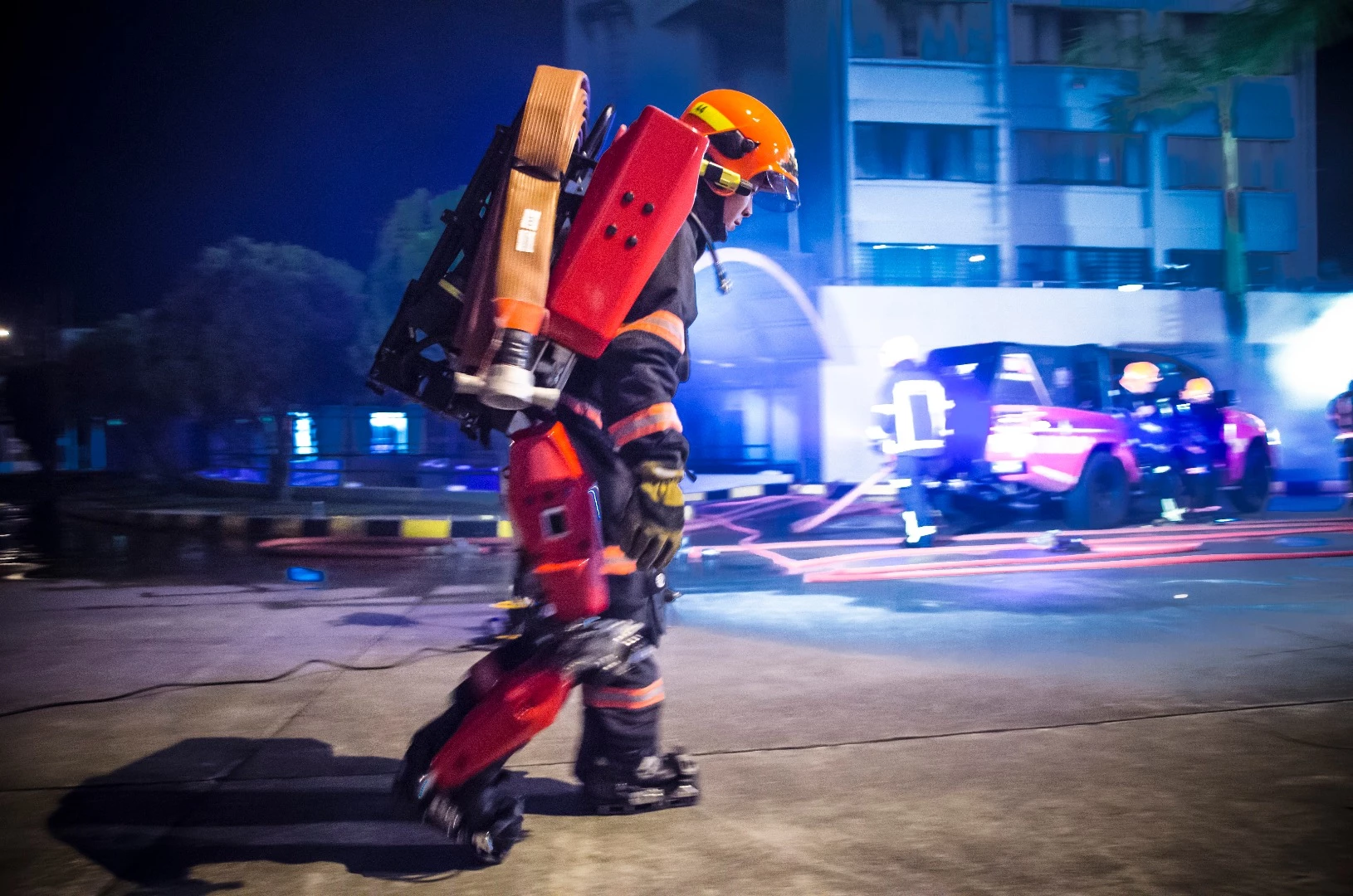 Trigen reckons that the twin compressed air tanks will be enough to get a firefighter up and down 12 stories of stairs three times, and still have air to spare