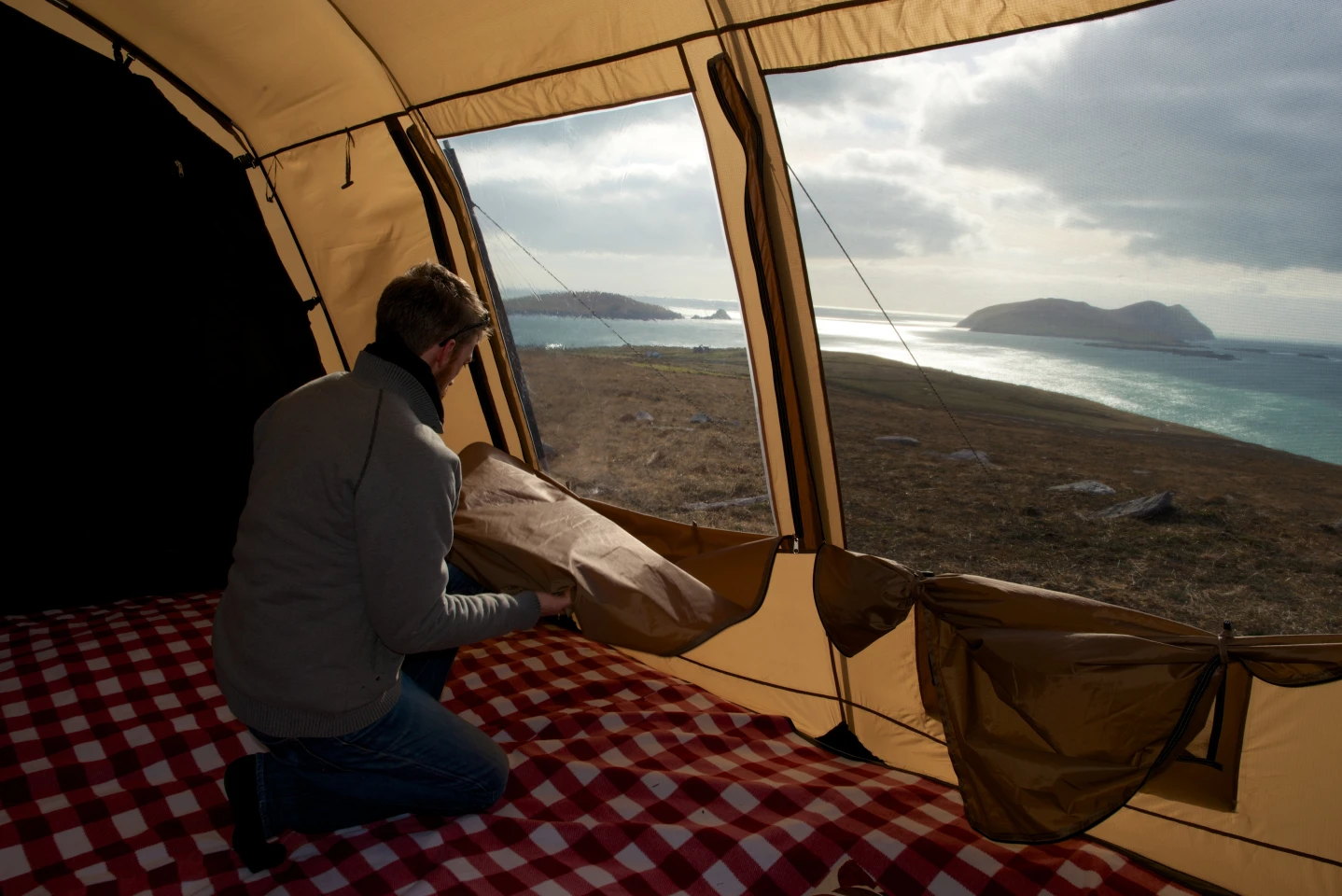 Thermo Tent 3 is a three-person tent, and it weighs 11 kg (24 lb), and measures 3 x 1.8 x 1.5 m (9.8 x 6 x 5 ft)