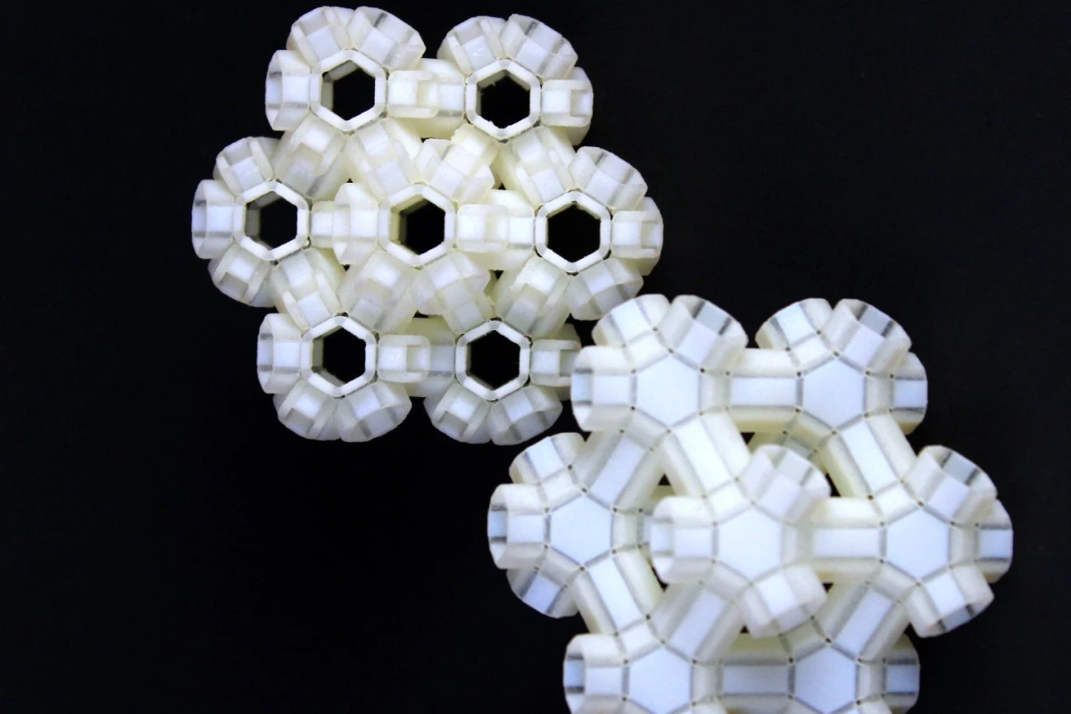 An example of a 3D reconfigurable metamaterial