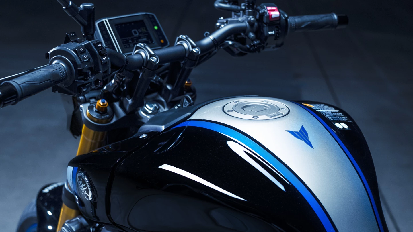 The 2021 Yamaha MT-09 SP features a special paint job and some anodized back parts, like the handlebars