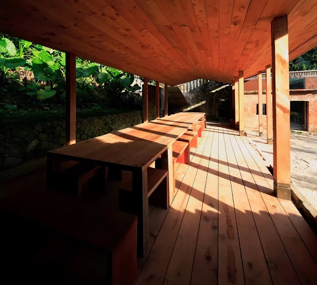 Outdoor dining space of the "ultra ruin" house (photo: AdDa Zei/Casagrande Laboratory)