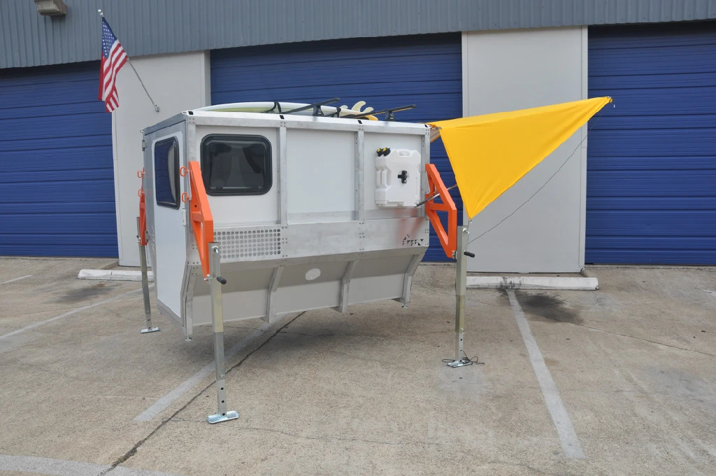 A set of lander legs work to stabilize the Firefly outside of a trailer or truck