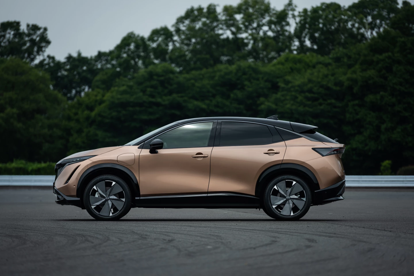 Per charge range depends on which of the two battery capacity options are selected, and whether two-wheel or all-wheel drive is chosen, but the longest WLTP range given is 610 km