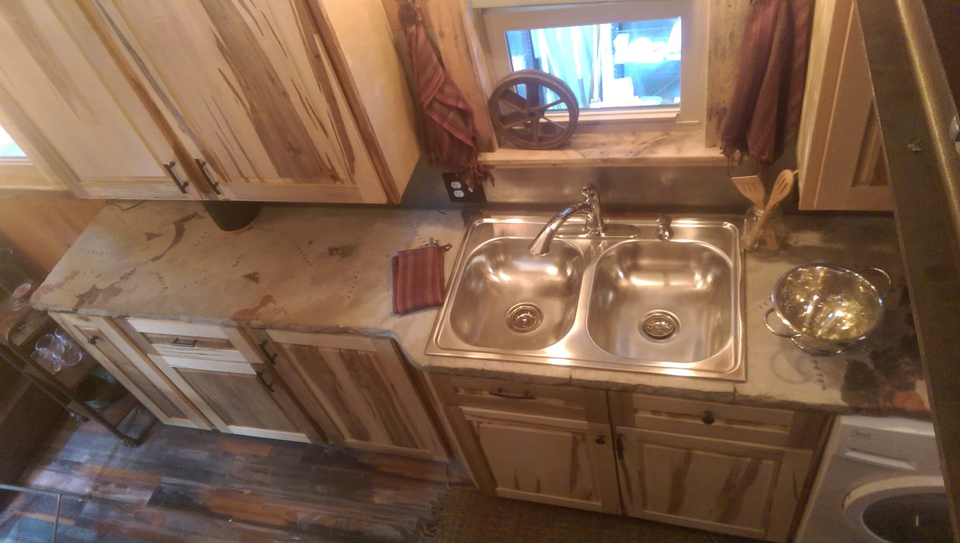 The galley kitchen (Photo: Maximus Extreme Living Solutions)