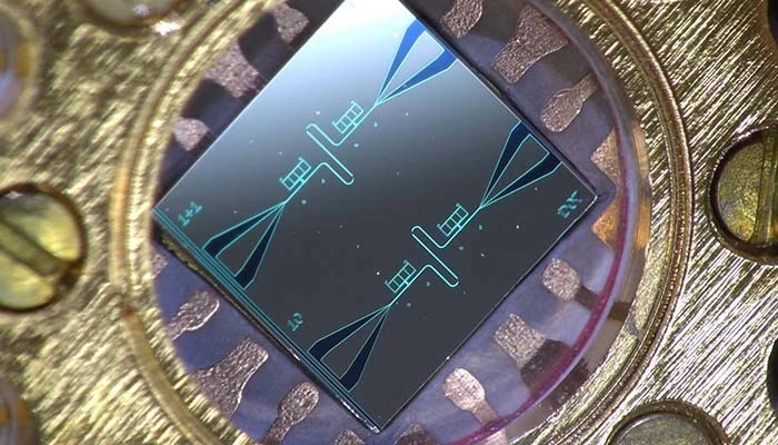 The Finnish Aalto University team's chip contains two parallel superconducting oscillators, connected to quantum-circuit refrigerators that use tunnelling electrons to reduce energy and cool down the systems