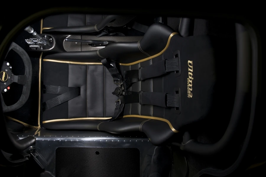 Ultima Evolution seat with perforated leather and alcantara combination, with piping option