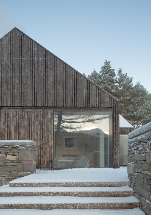 Lochside House has a total floorspace of 195 sq m (2,098 sq ft)