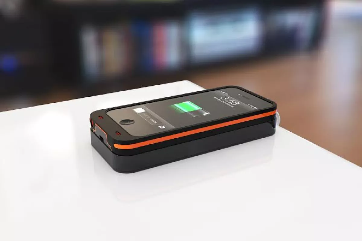 Dog & Bone's Backbone wireless charging case for iPhone 5/5s
