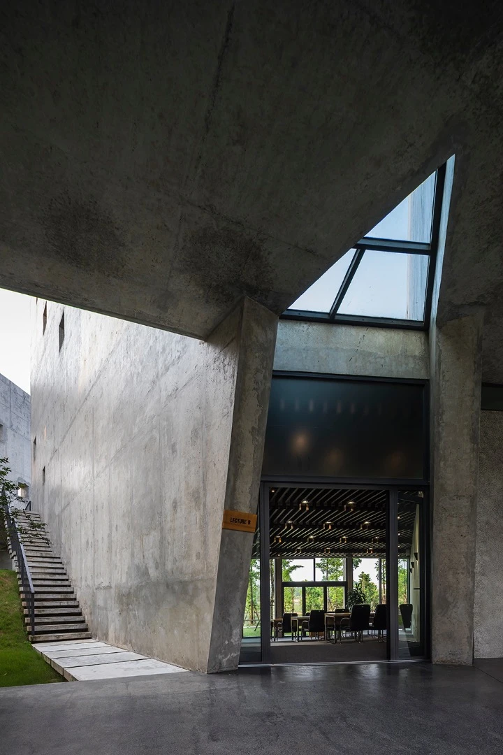 The Viettel Offsite Studio's interior areas are connected by an open corridor