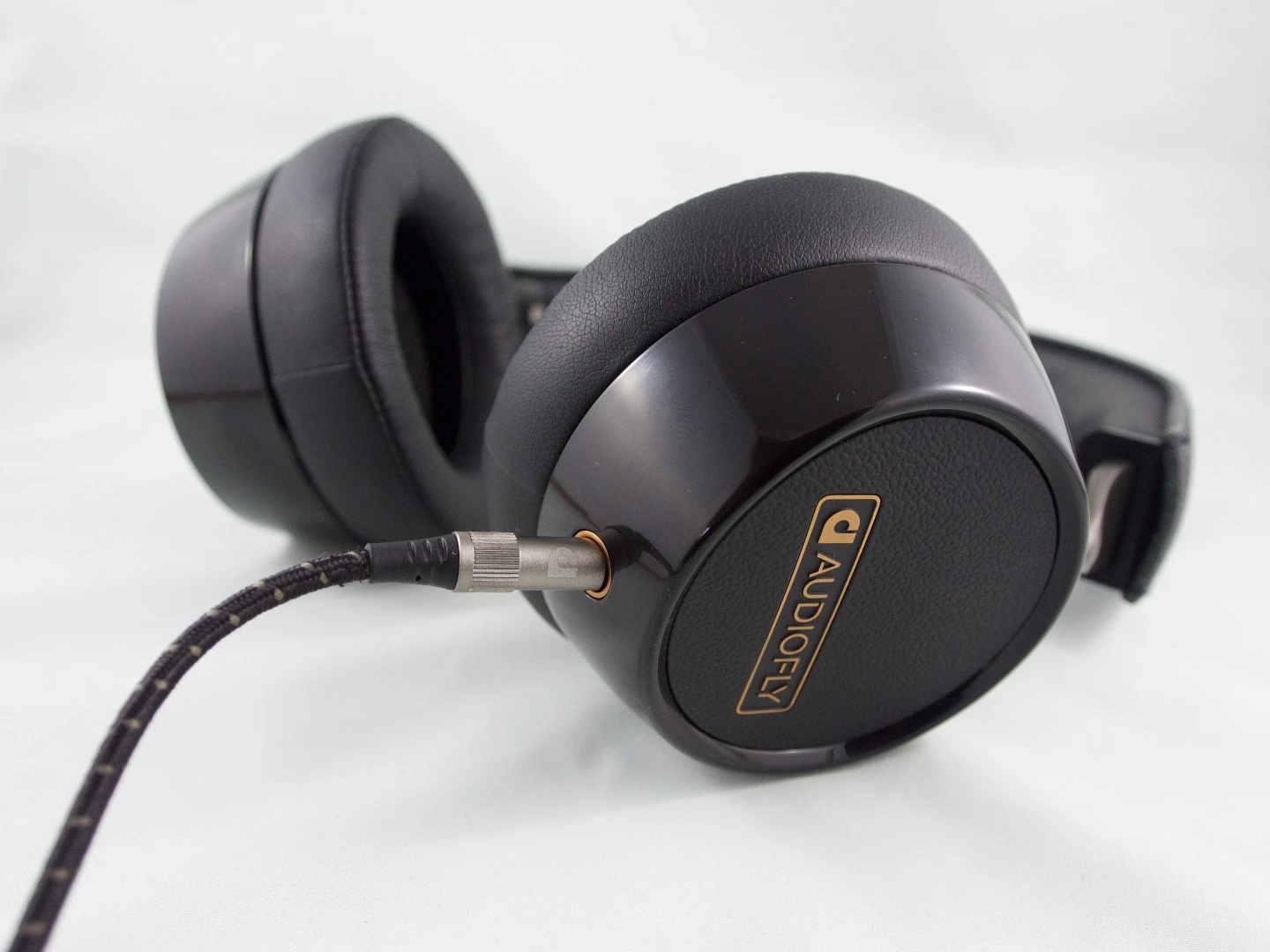 The sturdy removable cable can prolong the lifespan of the AF240s, and completes their stylish appearance
