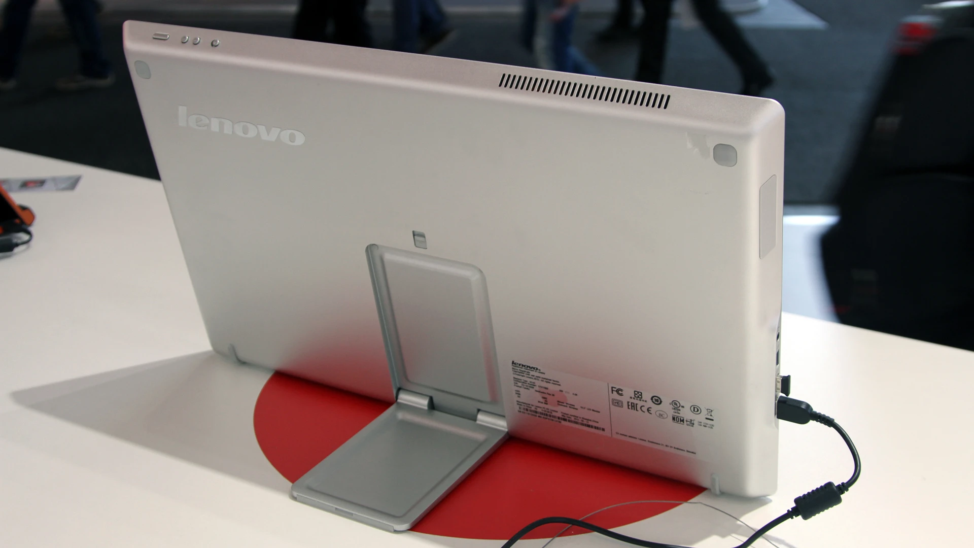 The Flex 20's aluminum hinge supporting the All-in-One in desktop PC mode