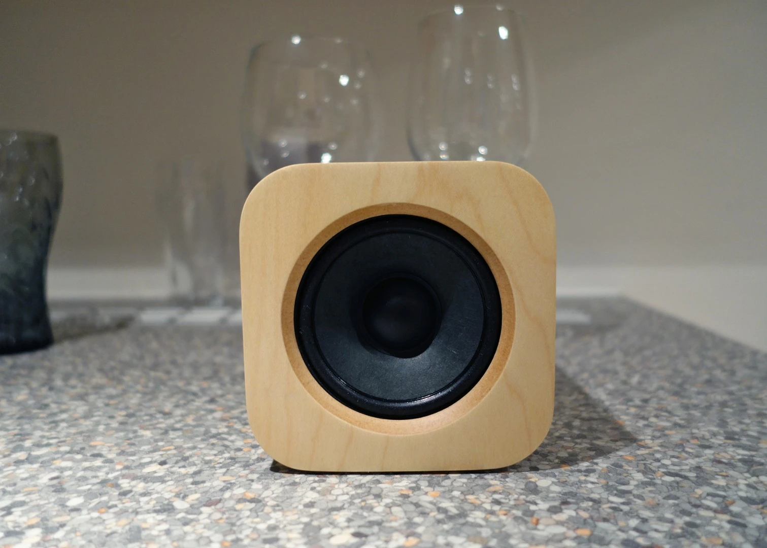 The speaker can be controlled via apps for Android and iOS