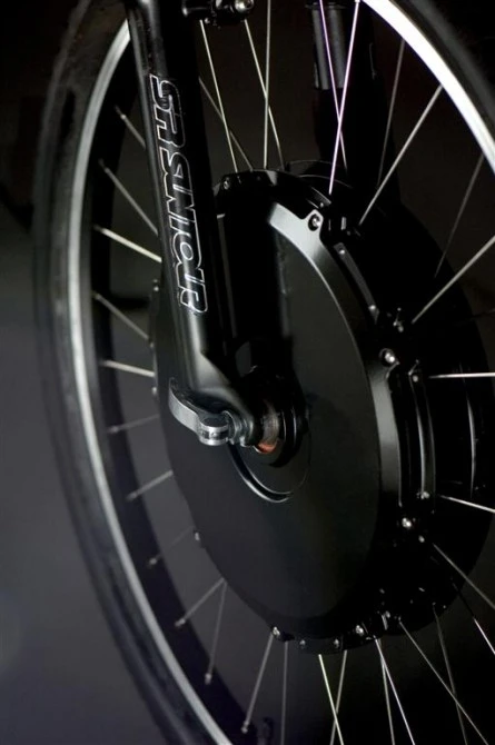 Battery pack mounted in the front wheel hub