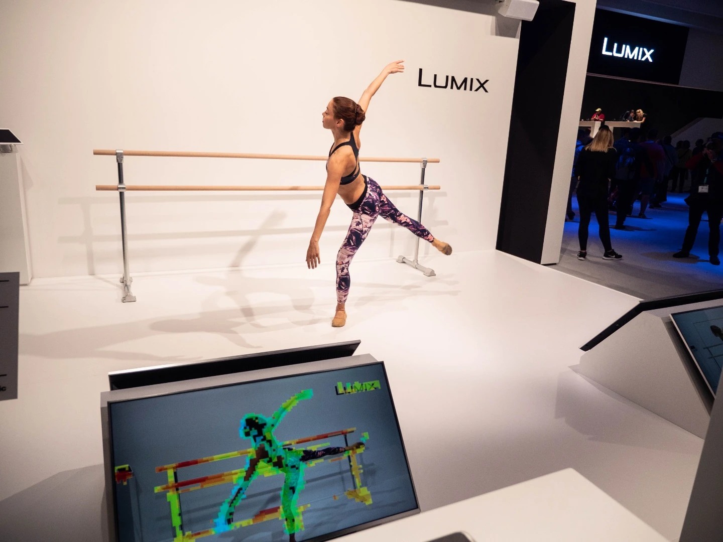Demonstration of the GH5's depth from defocus autofocus technology on a moving subject