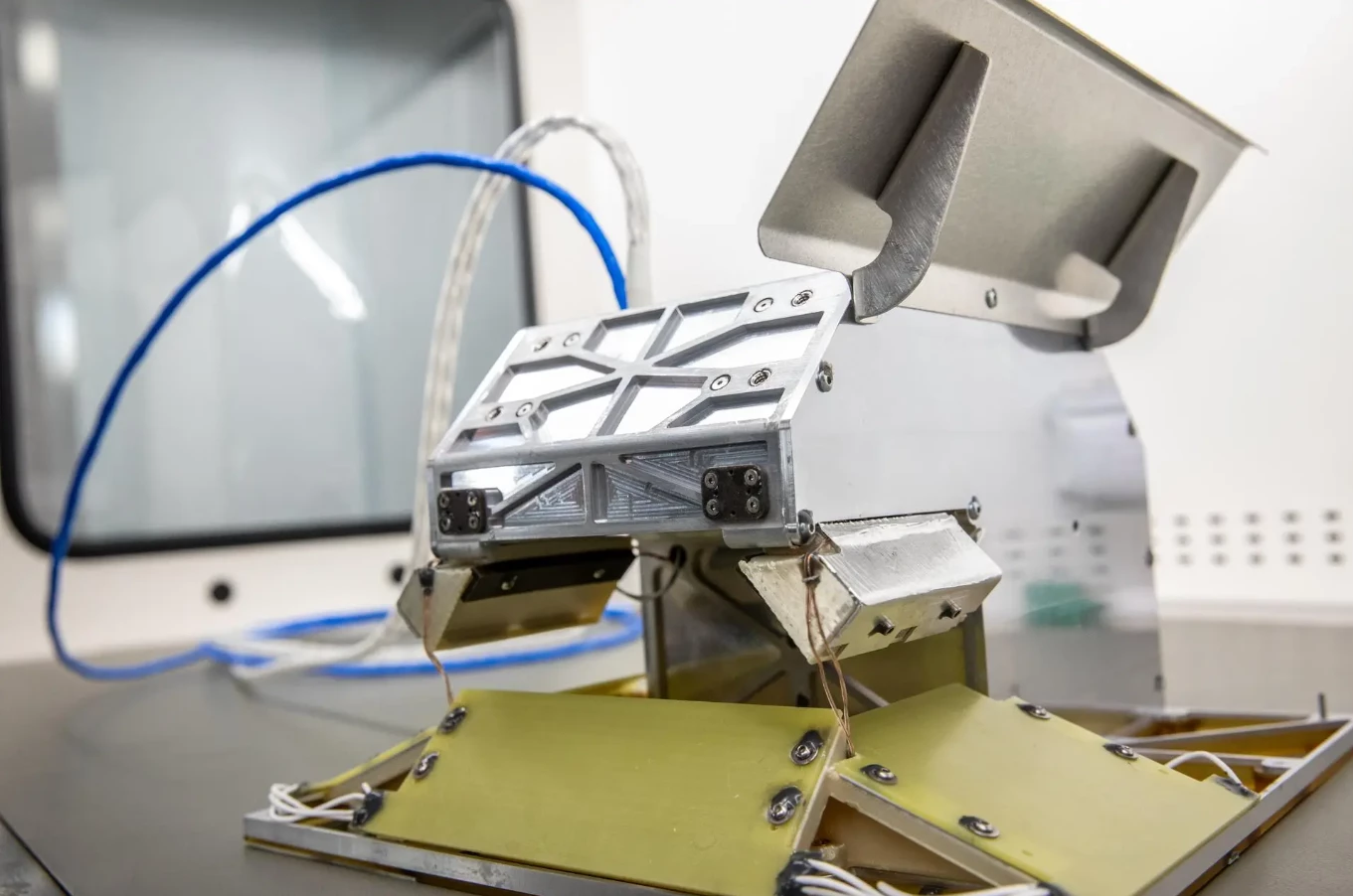 The EDS system in test configuration