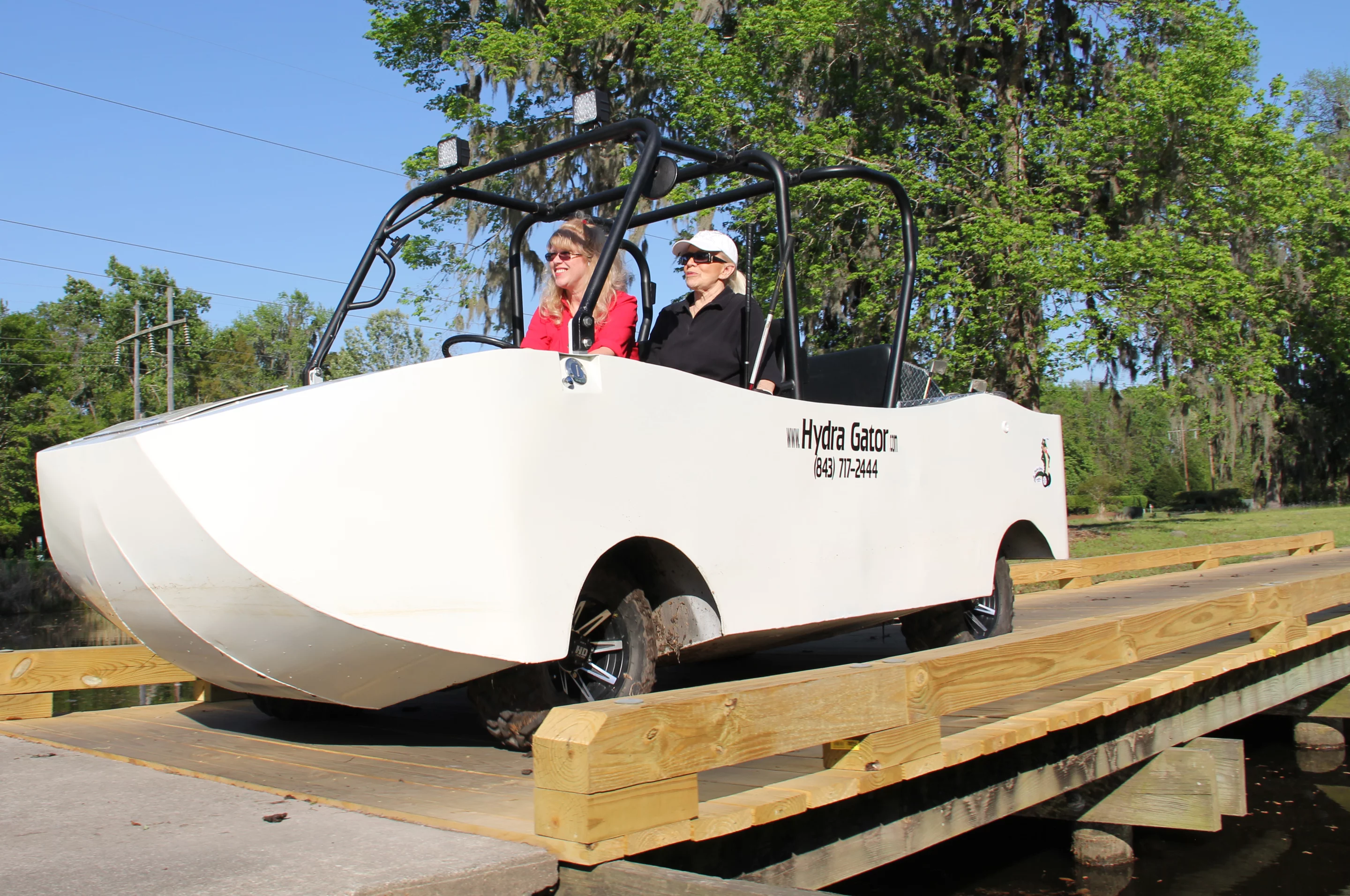 CAMI's new US$60,000 Hydra Gator is a diesel-electric hybrid amphibious vehicle