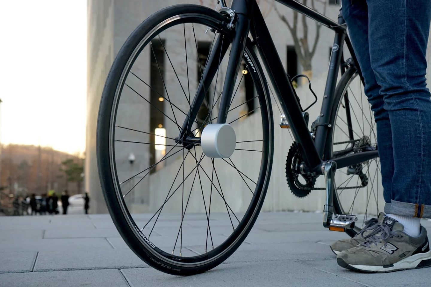 The Bisecu has a weather-resistant aluminum-alloy body, weighs just 350 grams, and is initially installed on the front wheel/front dropout within a claimed 10 minutes