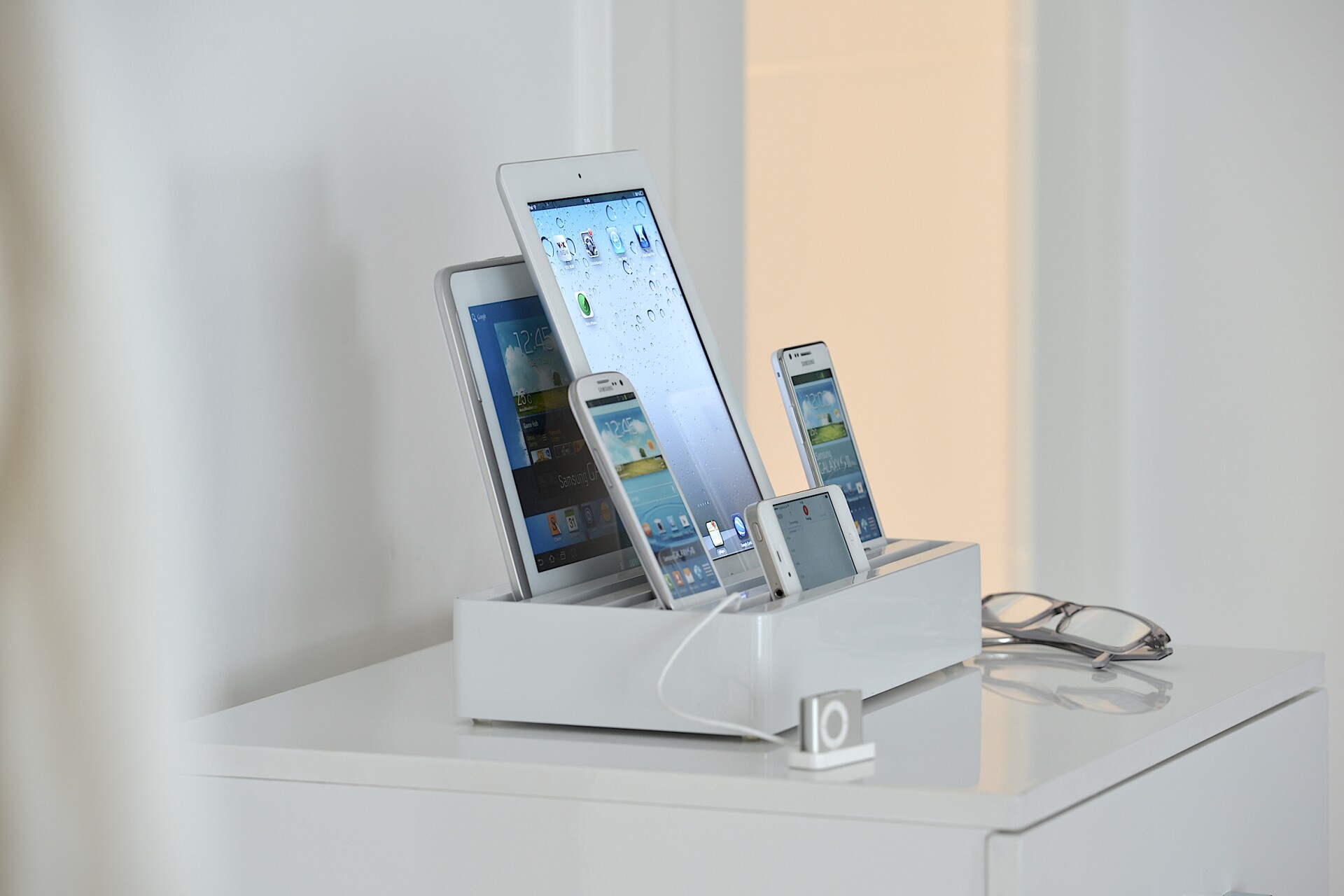 "World's fastest" docking station charges six devices at once