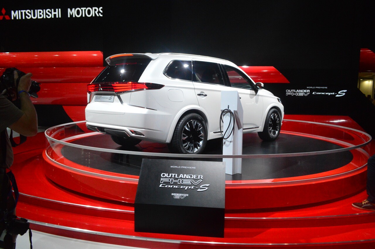 The Outlander's profile remains the same, in spite of the front and rear styling changes (Photo: C.C Weiss/Gizmag)