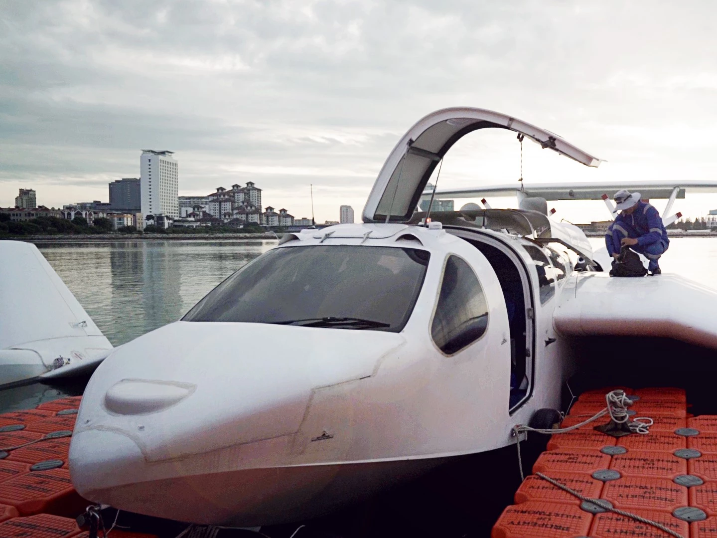 Wigetworks Airfish-8: seats 6-8 passengers plus 2 crew
